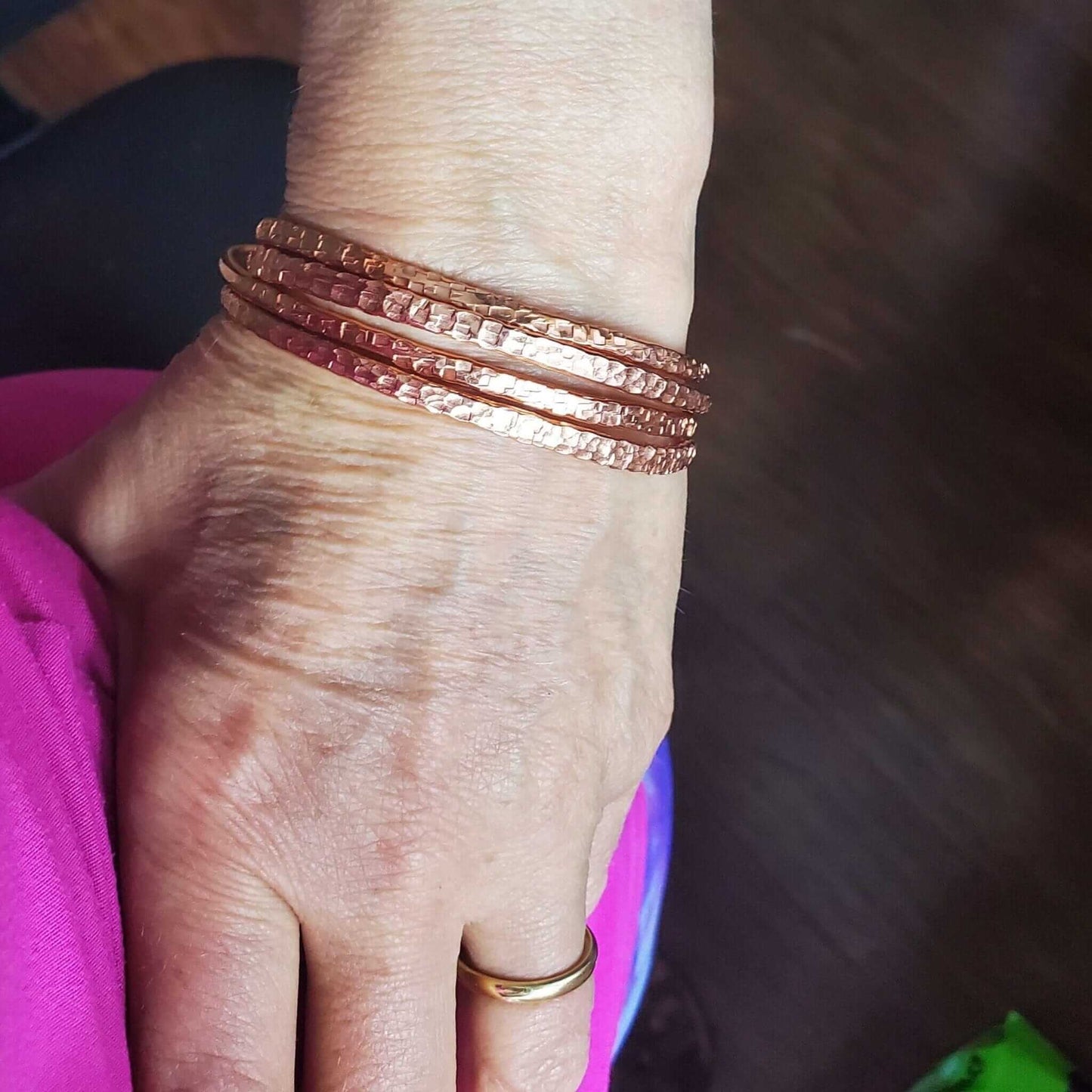 Handmade Hammer Textured 2 Piece Handmade Interlocking Full Overlap Copper Bangle Set