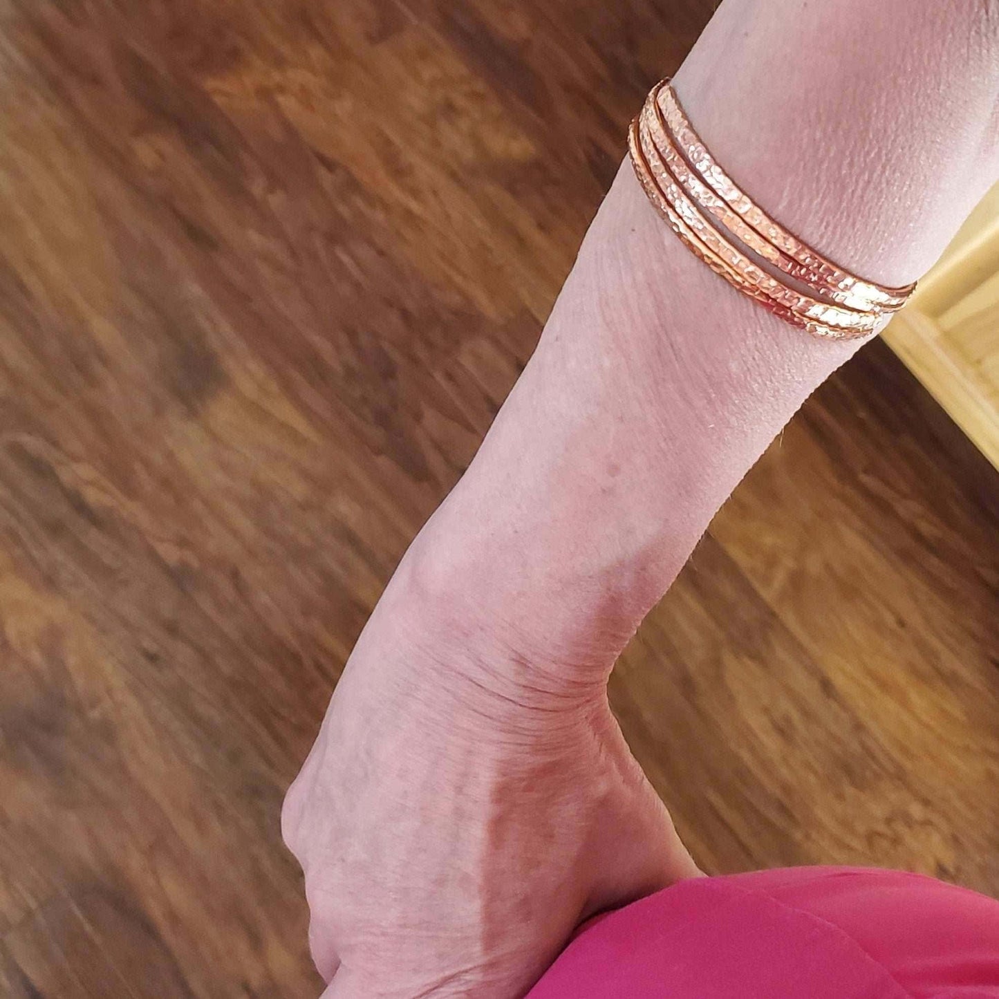 Handmade Hammer Textured 2 Piece Handmade Interlocking Full Overlap Copper Bangle Set