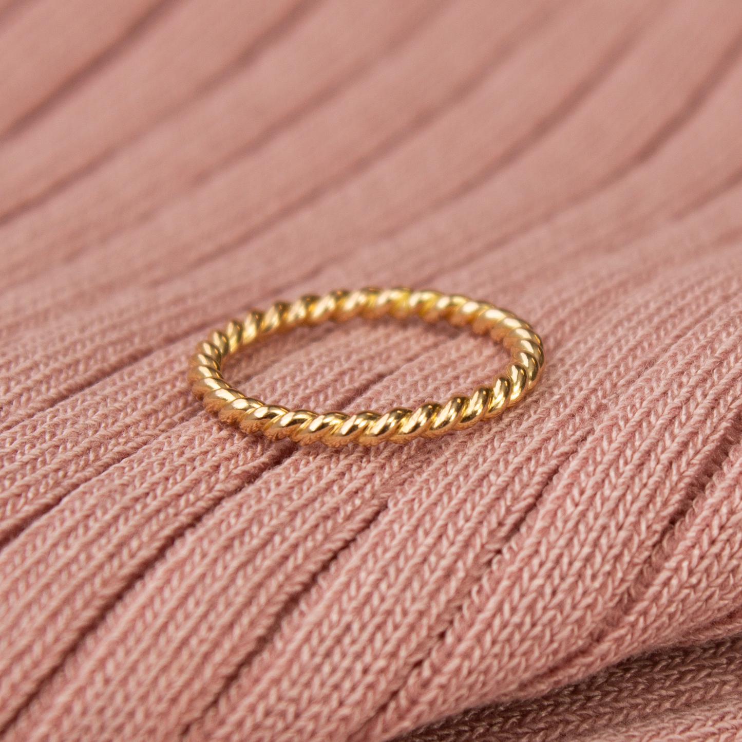 Tiny Twist Ring
