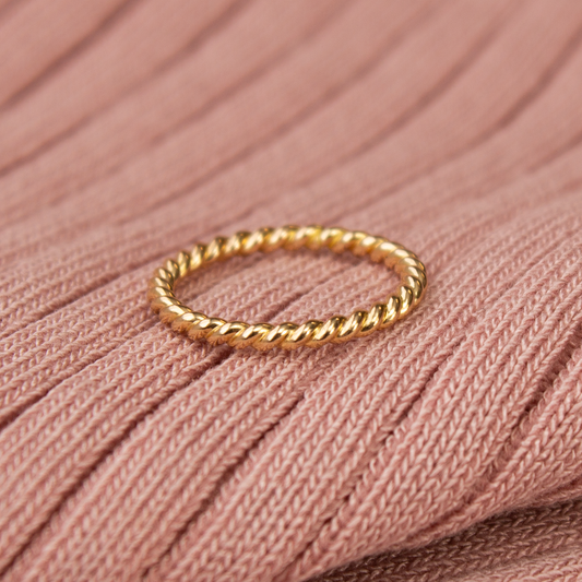 Tiny Twist Ring